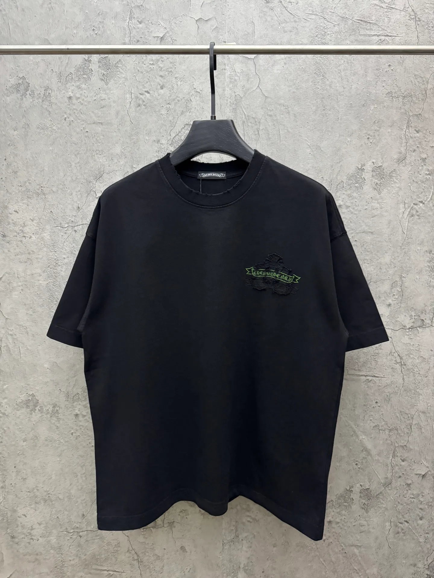 P230 top version, real shot without P, ​​different from market currency) 𝗖𝗵𝗿𝗼𝗺𝗲 𝗛𝗲𝗮𝗿𝘁𝘀/Croxin 2026 spring new original single counter American patch embroidered couple short sleeves 👑The highest version! Customized fabric 320 grams, patch embroidery, best-selling model at the counter, very comfortable to wear. Accessories: original molded and authenticated collar label ➕ 100% silk wash water label. Genuine purchase-grade original hangtag➕matching hanging rope➕3D hanging beads➕original packaging bag. Craftsmanship: The original version has consistent wiring! The highest version of the armhole matching technique! Color: White Black Size: S M L XL Style No.: 6606